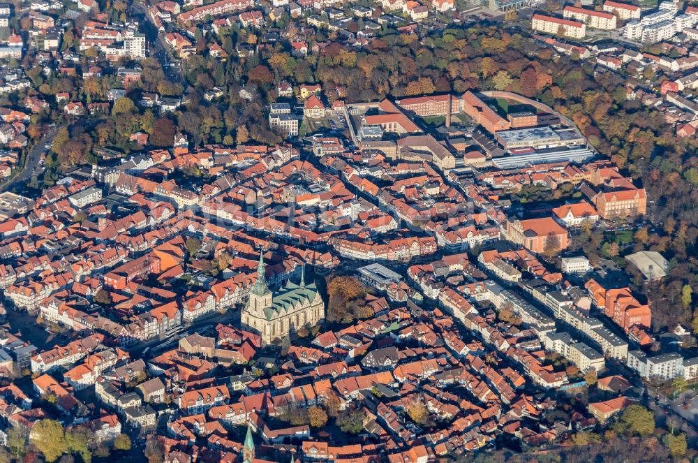 Luftbild Wolfenbüttel - Kirchengebäude Marienkirche im Altstadt- Zentrum in Wolfenbüttel im Bundesland Niedersachsen