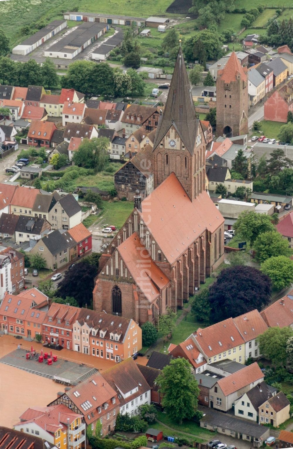 Barth von oben - Kirchengebäude der Marienkirche in Barth im Bundesland Mecklenburg-Vorpommern, Deutschland