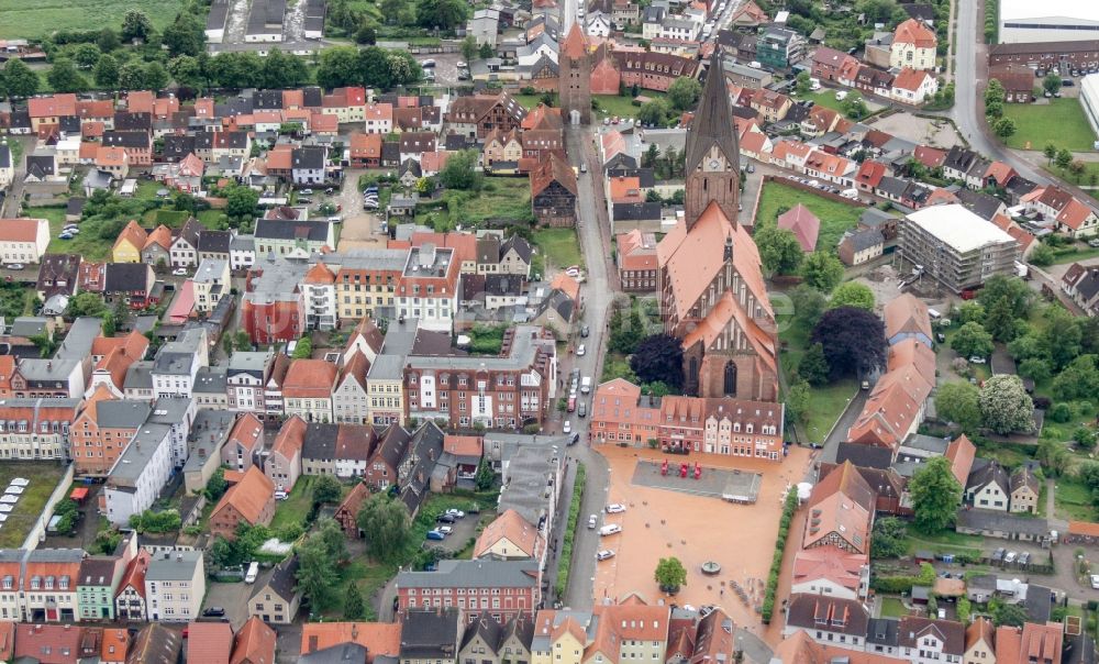 Luftaufnahme Barth - Kirchengebäude der Marienkirche in Barth im Bundesland Mecklenburg-Vorpommern, Deutschland