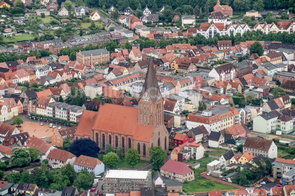 Barth aus der Vogelperspektive: Kirchengebäude der Marienkirche in Barth im Bundesland Mecklenburg-Vorpommern, Deutschland