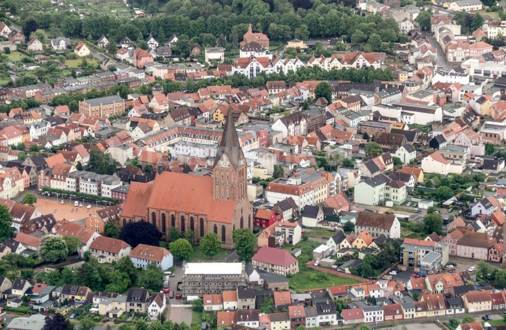 Luftbild Barth - Kirchengebäude der Marienkirche in Barth im Bundesland Mecklenburg-Vorpommern, Deutschland