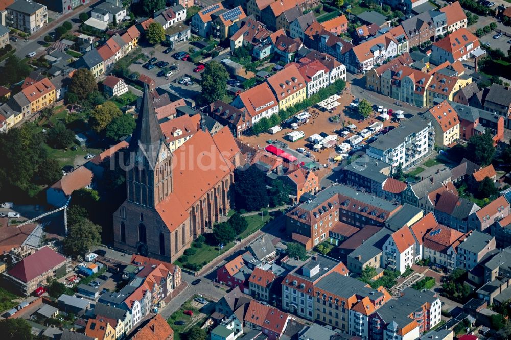 Barth von oben - Kirchengebäude der Marienkirche in Barth im Bundesland Mecklenburg-Vorpommern, Deutschland