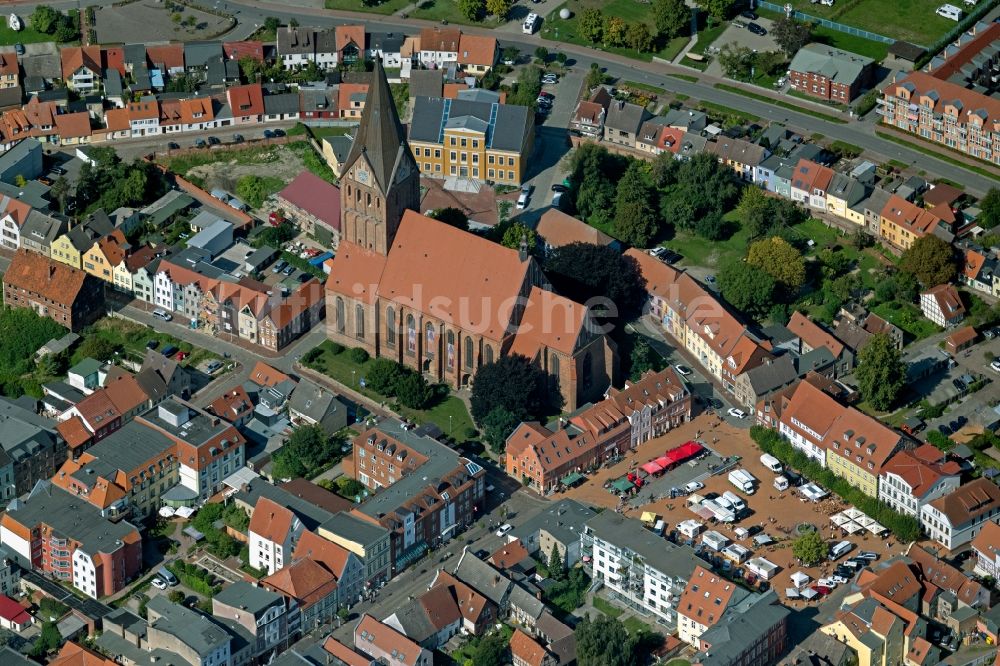 Luftbild Barth - Kirchengebäude der Marienkirche in Barth im Bundesland Mecklenburg-Vorpommern, Deutschland