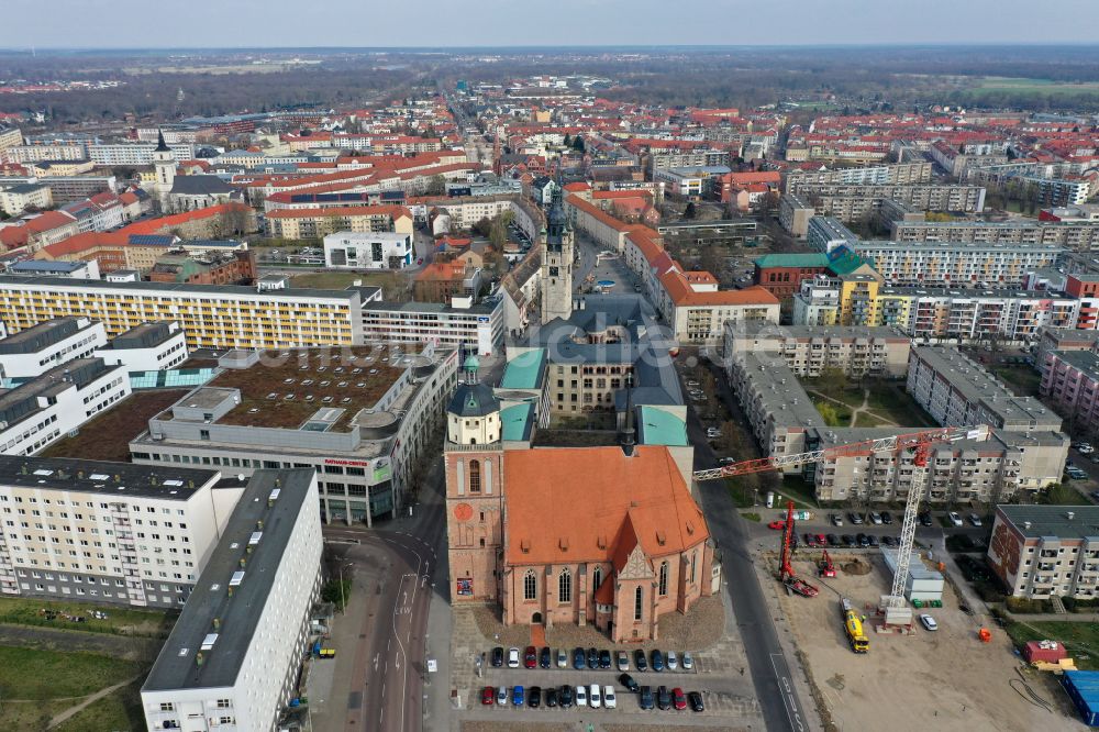 Dessau von oben - Kirchengebäude Marienkirche in Dessau im Bundesland Sachsen-Anhalt, Deutschland