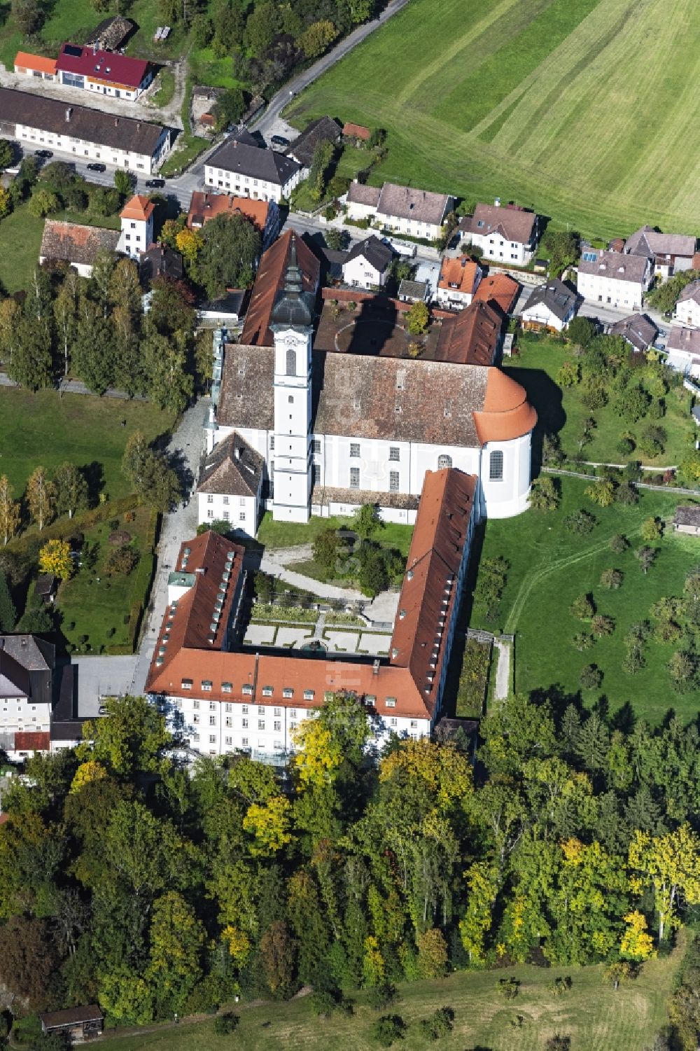 Dießen am Ammersee von oben - Kirchengebäude Marienkirche in Dießen am Ammersee im Bundesland Bayern, Deutschland