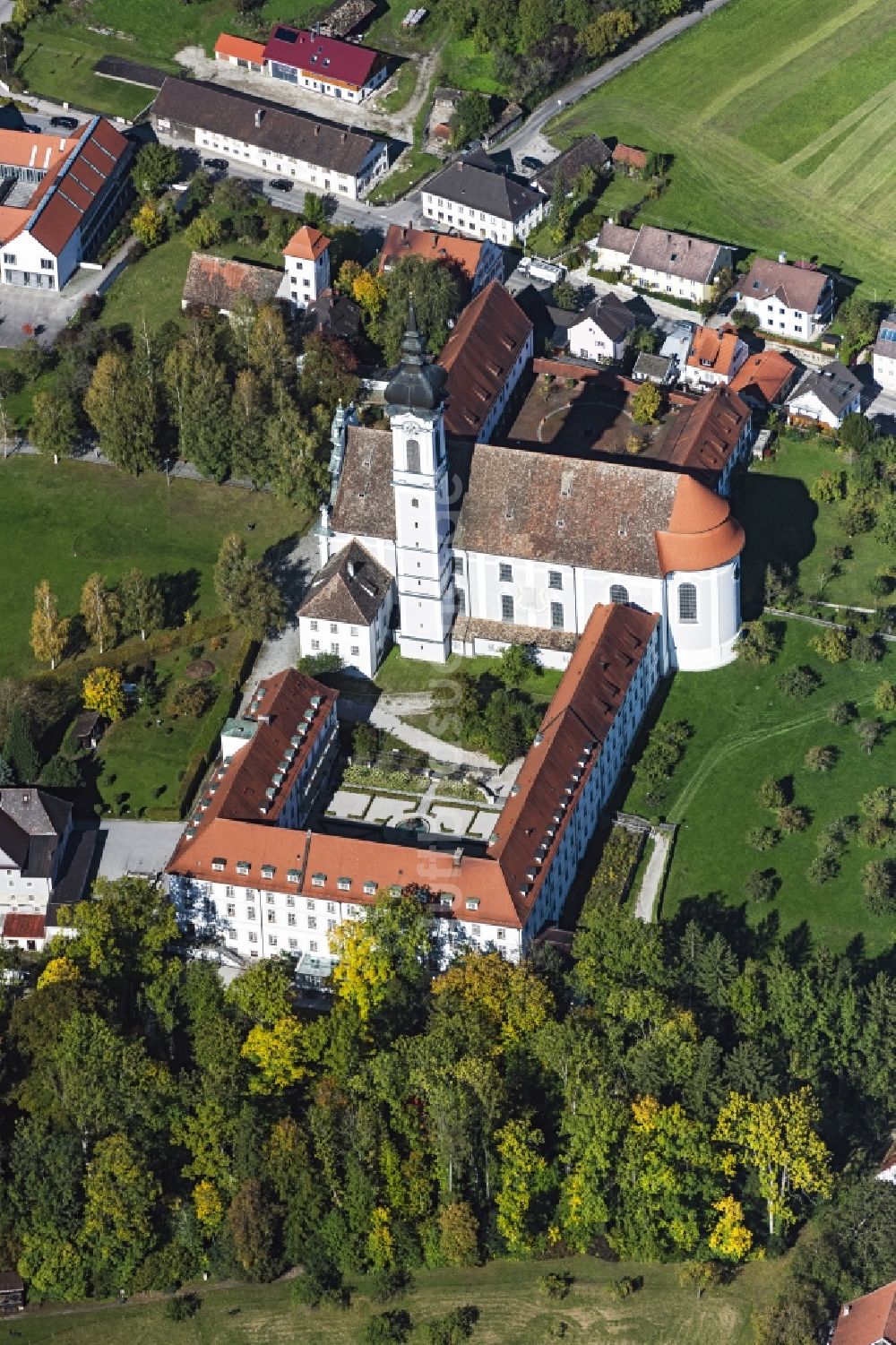 Dießen am Ammersee aus der Vogelperspektive: Kirchengebäude Marienkirche in Dießen am Ammersee im Bundesland Bayern, Deutschland