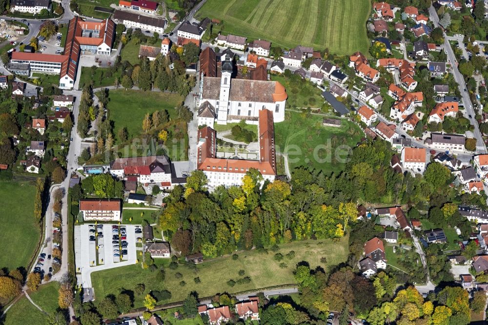 Dießen am Ammersee von oben - Kirchengebäude Marienkirche in Dießen am Ammersee im Bundesland Bayern, Deutschland