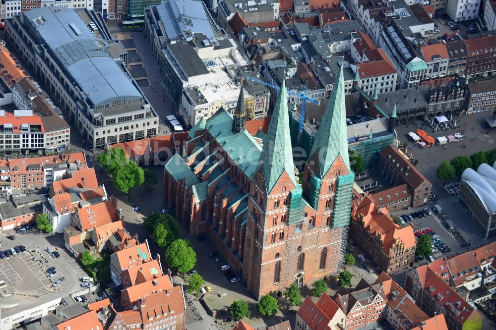 Luftaufnahme Lübeck - Kirchengebäude der Marienkirche in Lübeck im Bundesland Schleswig-Holstein