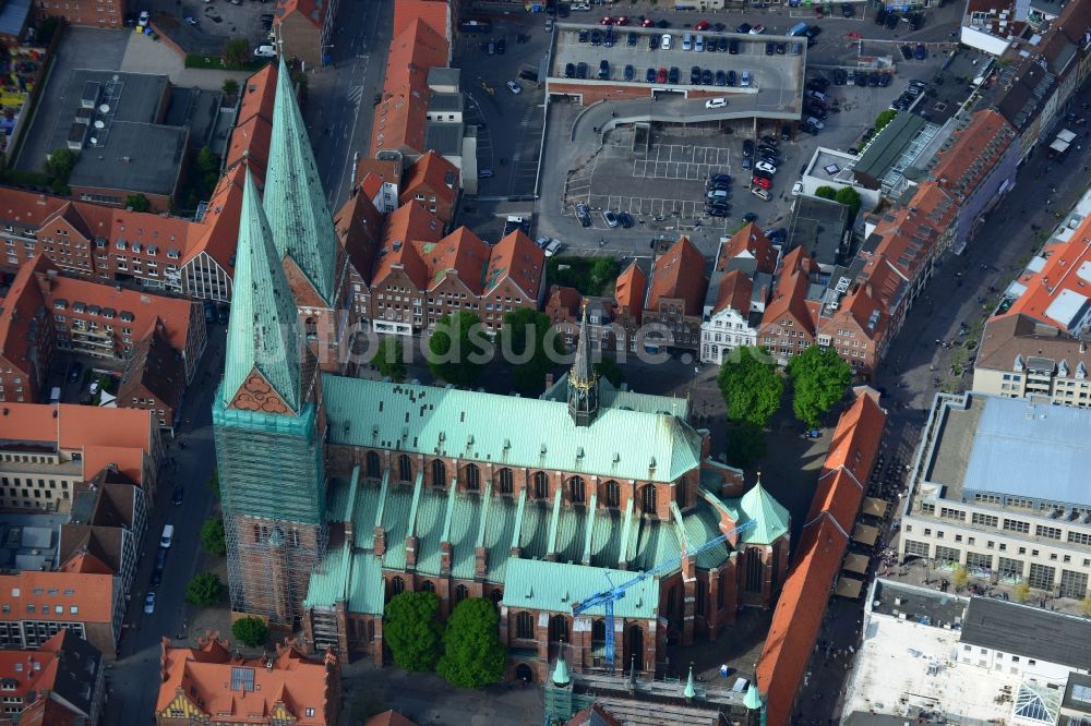 Lübeck von oben - Kirchengebäude der Marienkirche in Lübeck im Bundesland Schleswig-Holstein