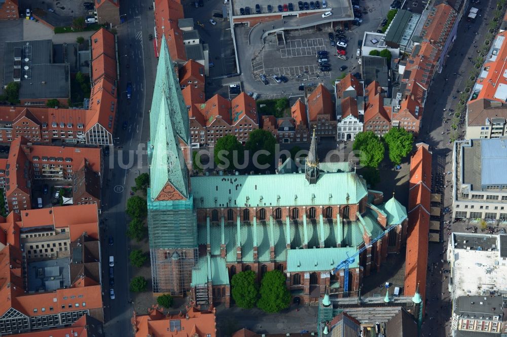 Lübeck von oben - Kirchengebäude der Marienkirche in Lübeck im Bundesland Schleswig-Holstein