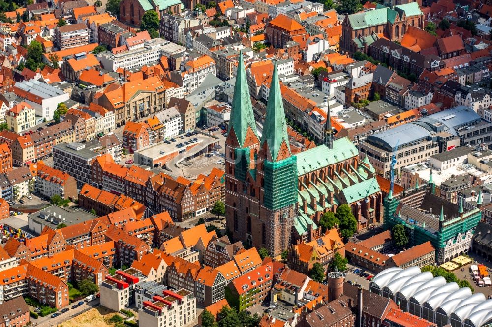 Lübeck von oben - Kirchengebäude der Marienkirche in Lübeck im Bundesland Schleswig-Holstein