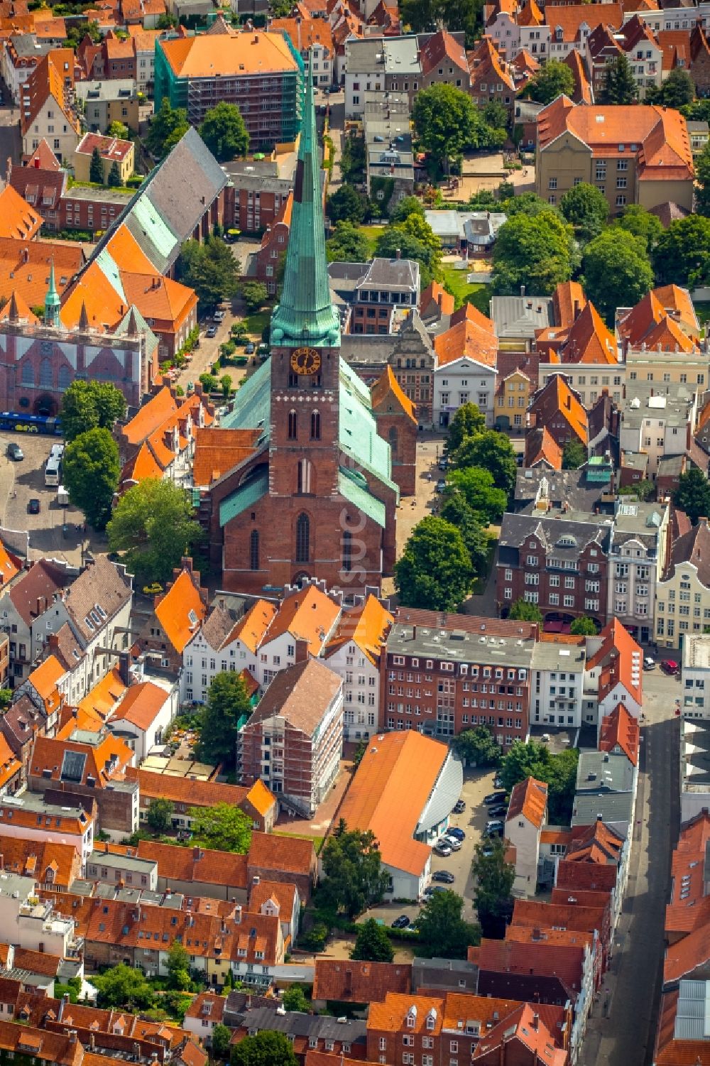 Lübeck aus der Vogelperspektive: Kirchengebäude der Marienkirche in Lübeck im Bundesland Schleswig-Holstein