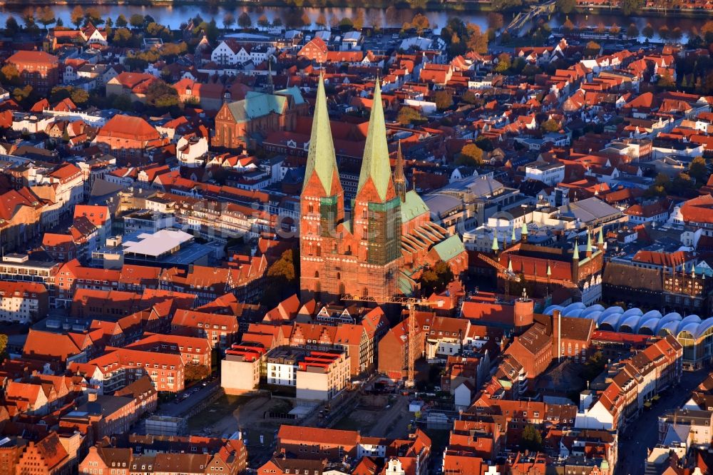 Luftbild Lübeck - Kirchengebäude der Marienkirche in Lübeck im Bundesland Schleswig-Holstein, Deutschland