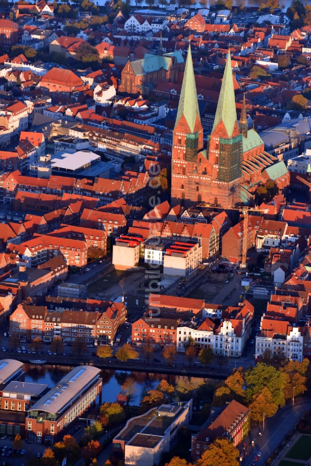 Luftaufnahme Lübeck - Kirchengebäude der Marienkirche in Lübeck im Bundesland Schleswig-Holstein, Deutschland