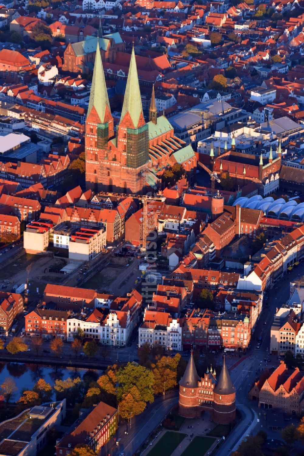 Lübeck von oben - Kirchengebäude der Marienkirche in Lübeck im Bundesland Schleswig-Holstein, Deutschland