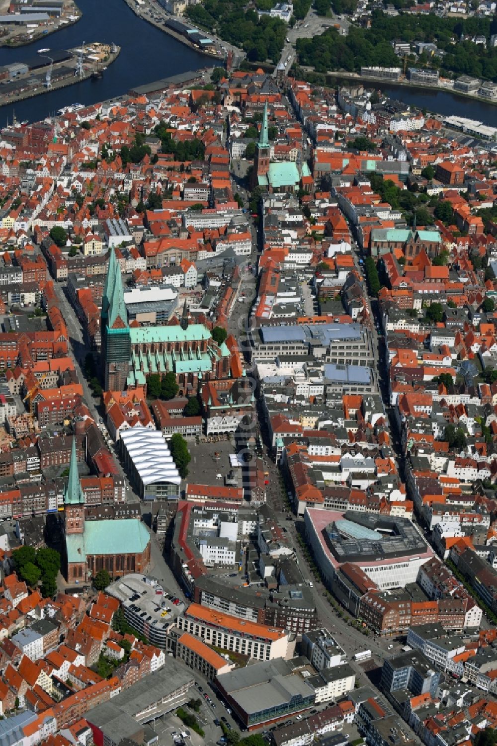 Lübeck von oben - Kirchengebäude der Marienkirche in Lübeck im Bundesland Schleswig-Holstein, Deutschland