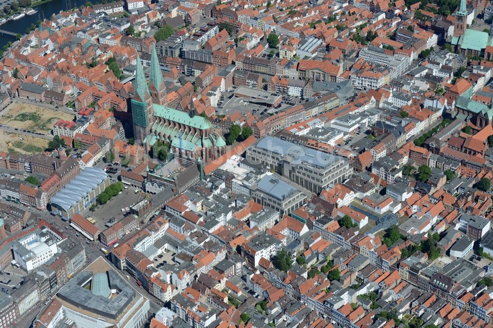 Lübeck aus der Vogelperspektive: Kirchengebäude Marienkirche am Marienkirchhof im Altstadt- Zentrum in Lübeck im Bundesland Schleswig-Holstein