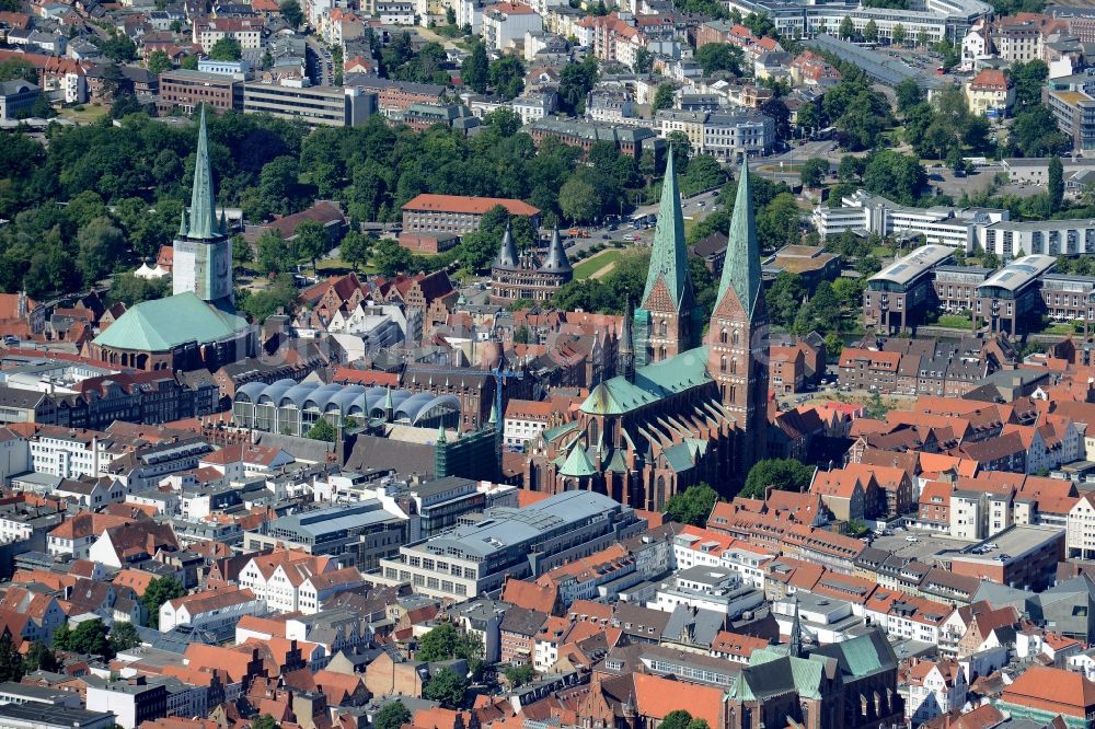 Luftbild Lübeck - Kirchengebäude Marienkirche am Marienkirchhof im Altstadt- Zentrum in Lübeck im Bundesland Schleswig-Holstein