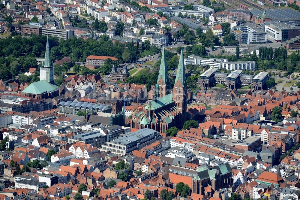 Luftaufnahme Lübeck - Kirchengebäude Marienkirche am Marienkirchhof im Altstadt- Zentrum in Lübeck im Bundesland Schleswig-Holstein