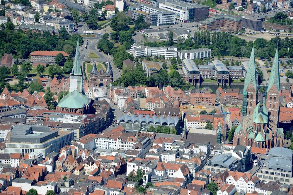 Lübeck von oben - Kirchengebäude Marienkirche am Marienkirchhof im Altstadt- Zentrum in Lübeck im Bundesland Schleswig-Holstein