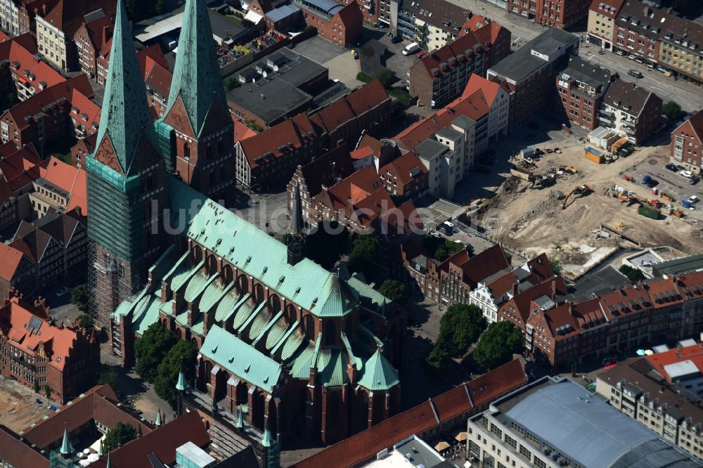 Luftbild Lübeck - Kirchengebäude Marienkirche am Marienkirchhof im Altstadt- Zentrum in Lübeck im Bundesland Schleswig-Holstein