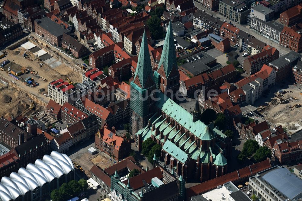 Luftaufnahme Lübeck - Kirchengebäude Marienkirche am Marienkirchhof im Altstadt- Zentrum in Lübeck im Bundesland Schleswig-Holstein