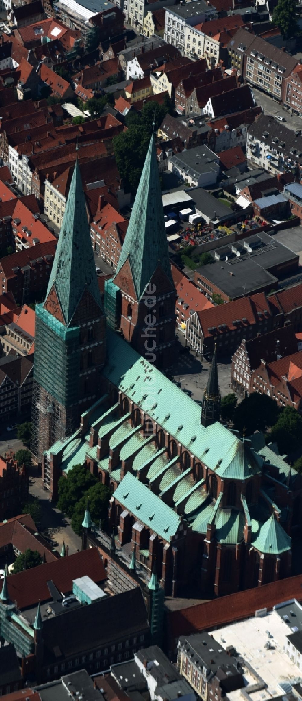 Lübeck von oben - Kirchengebäude Marienkirche am Marienkirchhof im Altstadt- Zentrum in Lübeck im Bundesland Schleswig-Holstein