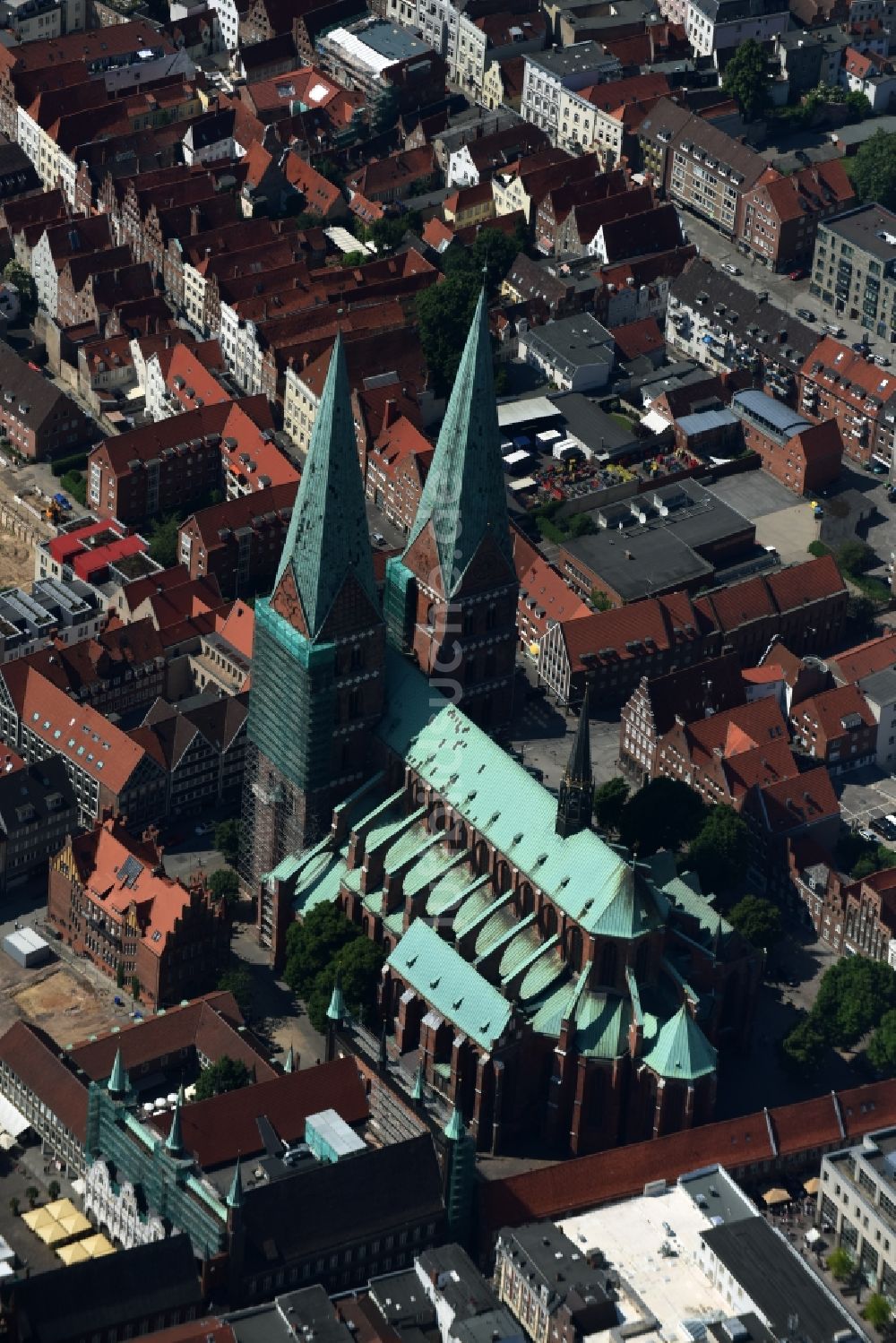 Lübeck aus der Vogelperspektive: Kirchengebäude Marienkirche am Marienkirchhof im Altstadt- Zentrum in Lübeck im Bundesland Schleswig-Holstein