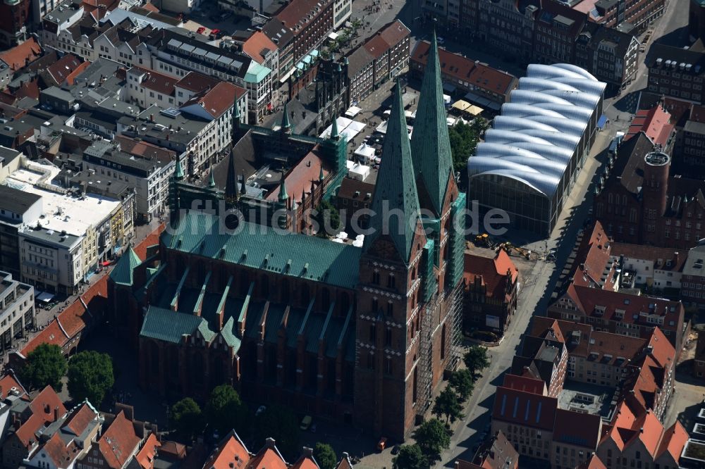 Lübeck von oben - Kirchengebäude Marienkirche am Marienkirchhof im Altstadt- Zentrum in Lübeck im Bundesland Schleswig-Holstein