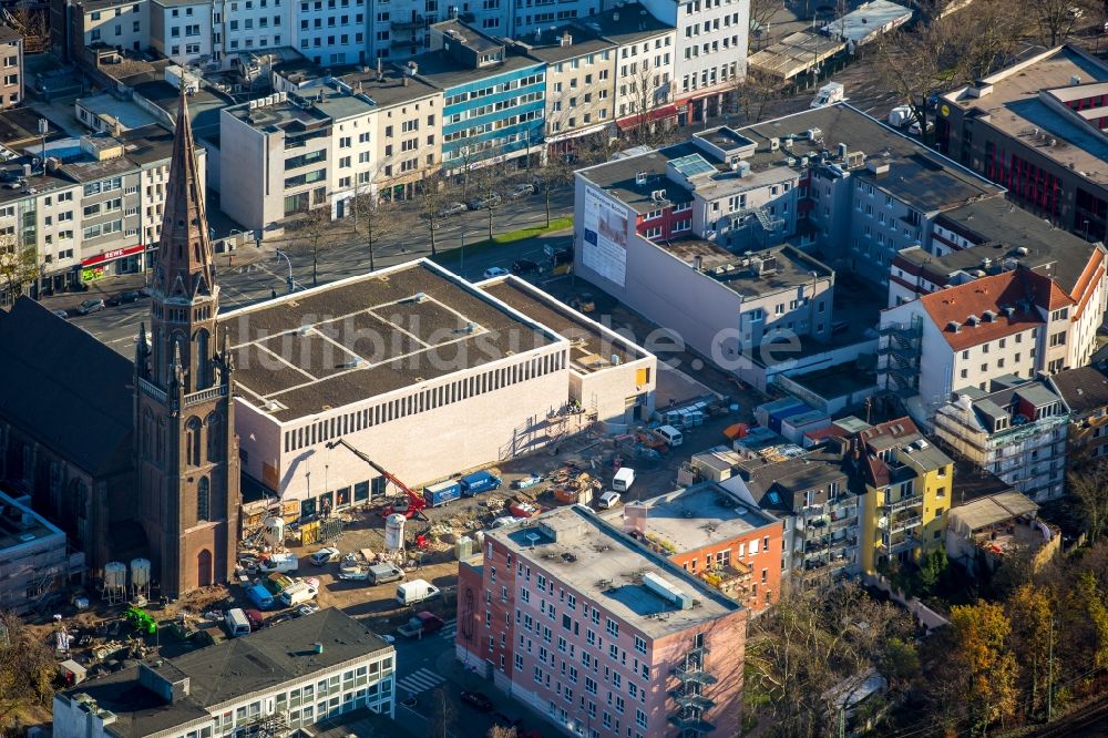 Bochum aus der Vogelperspektive: Kirchengebäude der Marienkirche am Marienplatz mit der fast fertigen Baustelle der Bochumer Symphonie in Bochum im Bundesland Nordrhein-Westfalen