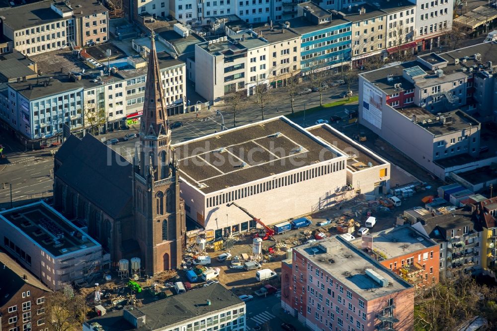 Luftbild Bochum - Kirchengebäude der Marienkirche am Marienplatz mit der fast fertigen Baustelle der Bochumer Symphonie in Bochum im Bundesland Nordrhein-Westfalen