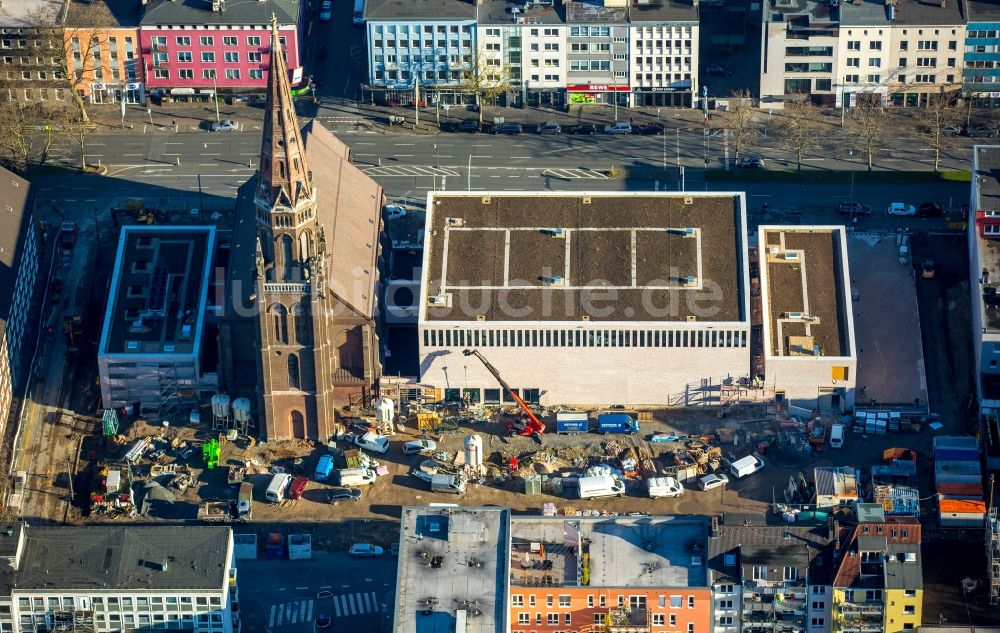 Luftaufnahme Bochum - Kirchengebäude der Marienkirche am Marienplatz mit der fast fertigen Baustelle der Bochumer Symphonie in Bochum im Bundesland Nordrhein-Westfalen