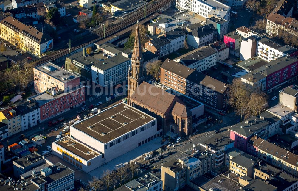 Bochum von oben - Kirchengebäude der Marienkirche am Marienplatz mit der fast fertigen Baustelle der Bochumer Symphonie in Bochum im Bundesland Nordrhein-Westfalen