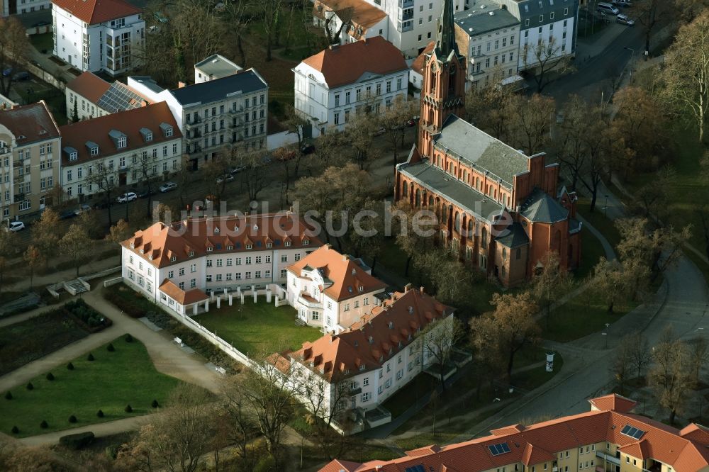 Luftaufnahme Frankfurt (Oder) - Kirchengebäude der St. Marienkirche und Neubau der Wohngemeinschaft Gertraudenplatz in Frankfurt (Oder) im Bundesland Brandenburg