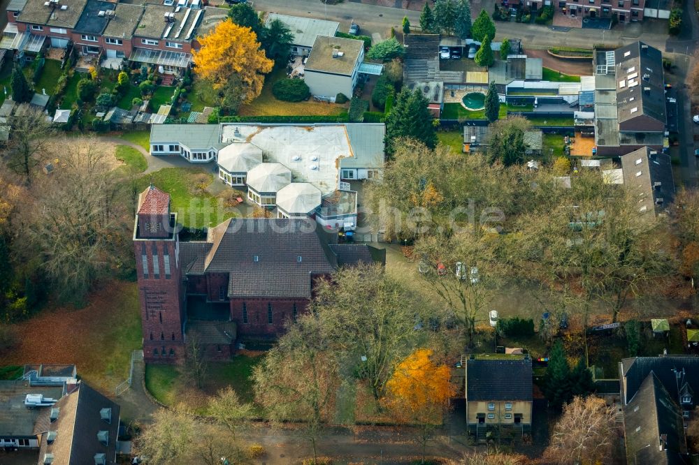 Dinslaken von oben - Kirchengebäude der Marienkirche im Ortsteil Eppinghoven in Dinslaken im Bundesland Nordrhein-Westfalen