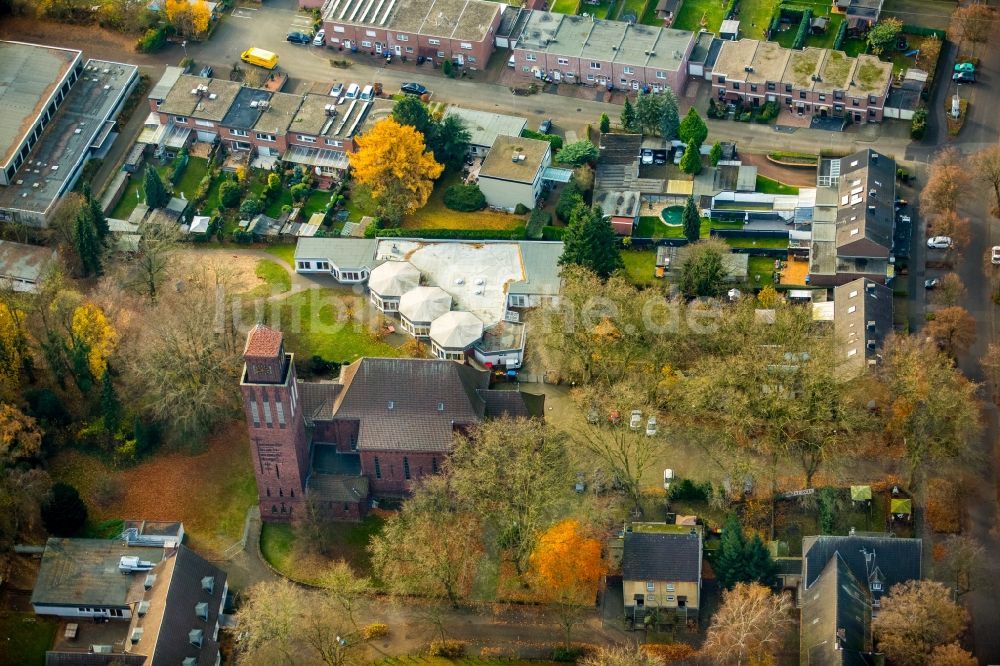 Dinslaken aus der Vogelperspektive: Kirchengebäude der Marienkirche im Ortsteil Eppinghoven in Dinslaken im Bundesland Nordrhein-Westfalen