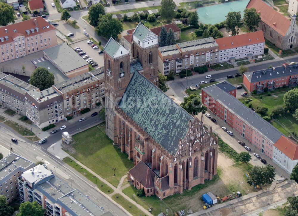 Prenzlau aus der Vogelperspektive: Kirchengebäude der Marienkirche in Prenzlau im Bundesland Brandenburg