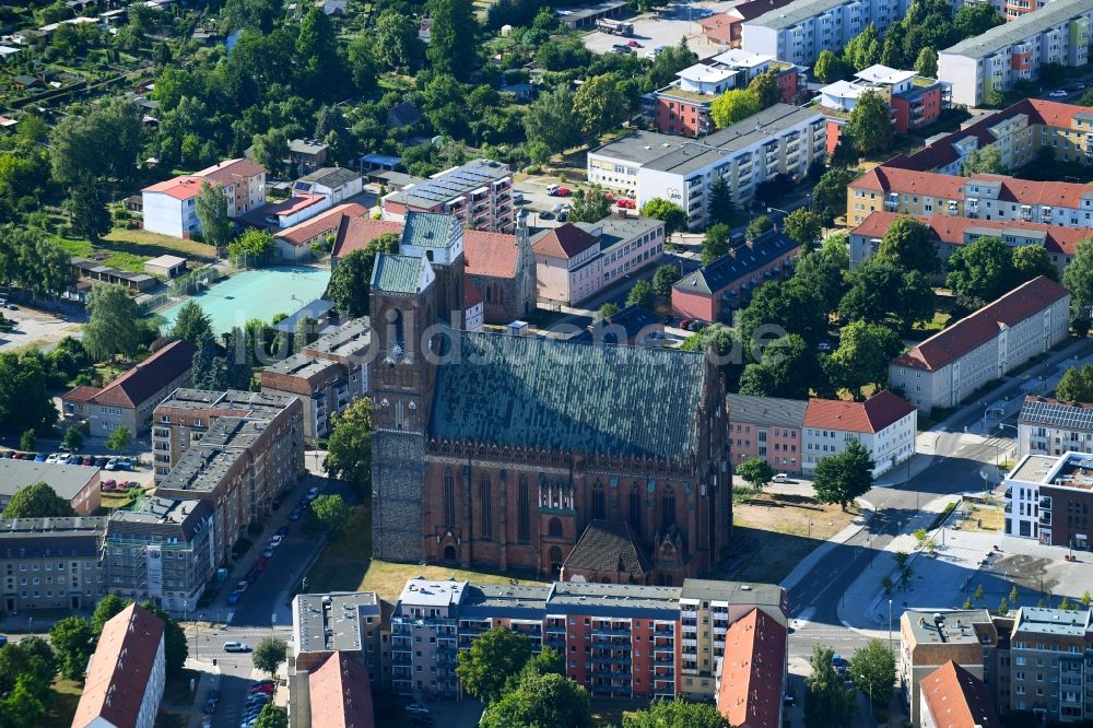 Prenzlau aus der Vogelperspektive: Kirchengebäude der Marienkirche in Prenzlau im Bundesland Brandenburg, Deutschland