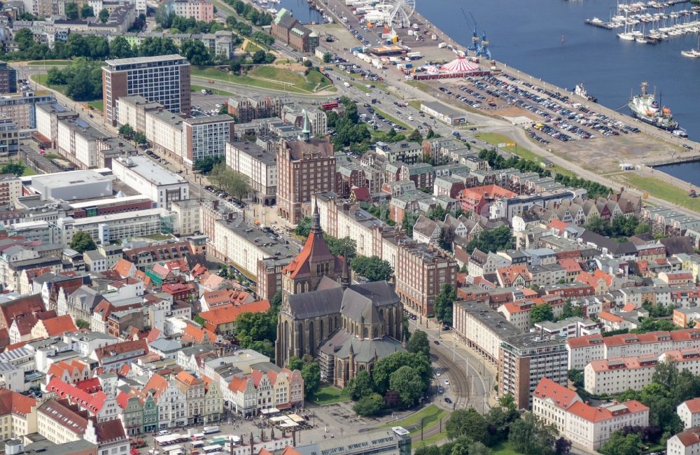 Rostock von oben - Kirchengebäude der Marienkirche in Rostock im Bundesland Mecklenburg-Vorpommern, Deutschland