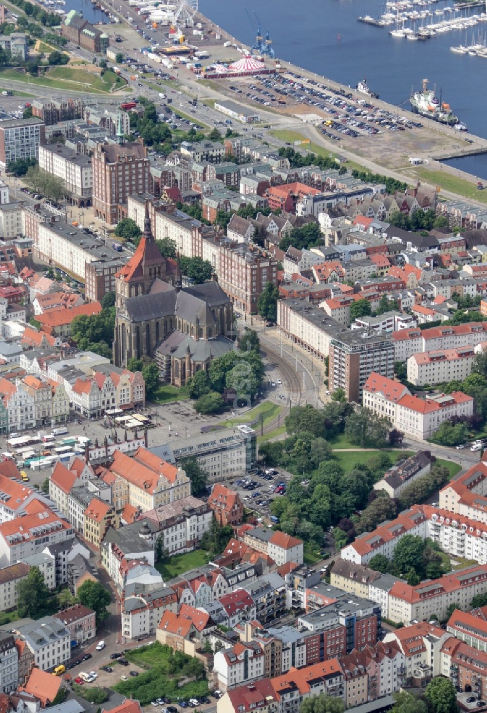 Rostock aus der Vogelperspektive: Kirchengebäude der Marienkirche in Rostock im Bundesland Mecklenburg-Vorpommern, Deutschland