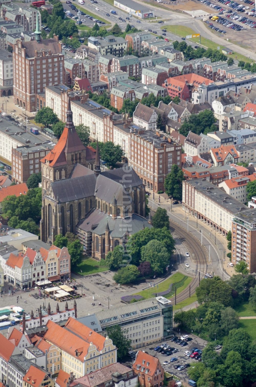 Rostock aus der Vogelperspektive: Kirchengebäude der Marienkirche in Rostock im Bundesland Mecklenburg-Vorpommern, Deutschland