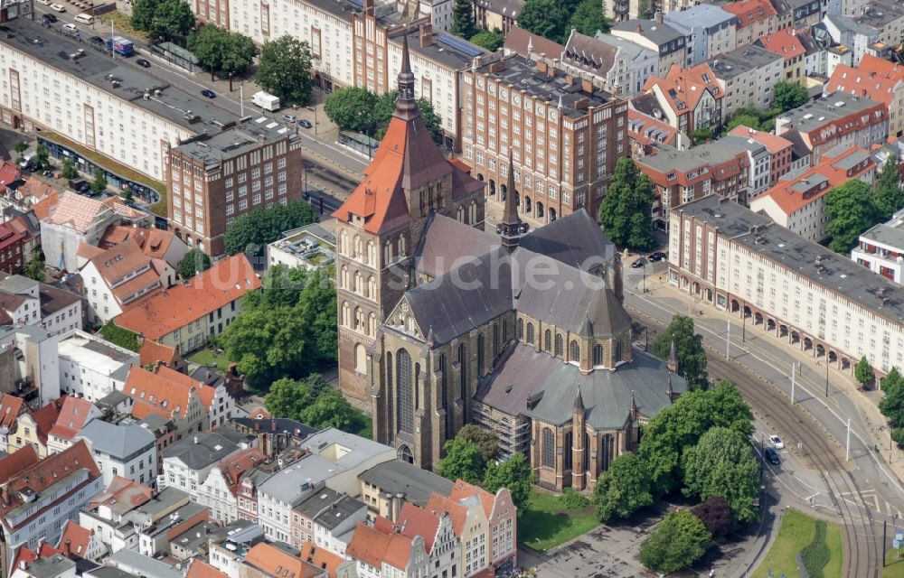 Luftbild Rostock - Kirchengebäude der Marienkirche in Rostock im Bundesland Mecklenburg-Vorpommern, Deutschland