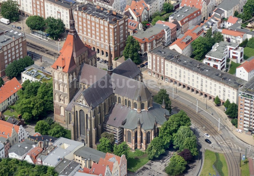 Luftaufnahme Rostock - Kirchengebäude der Marienkirche in Rostock im Bundesland Mecklenburg-Vorpommern, Deutschland