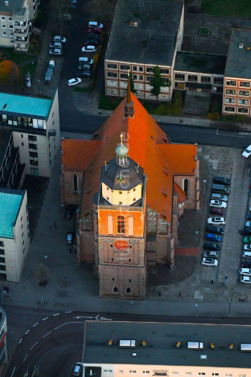 Luftbild Dessau - Kirchengebäude der Marienkirche an der Schloßstraße in Dessau im Bundesland Sachsen-Anhalt, Deutschland