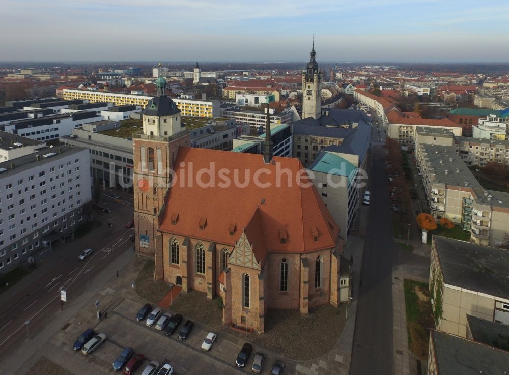 Dessau von oben - Kirchengebäude der Marienkirche an der Schloßstraße in Dessau im Bundesland Sachsen-Anhalt, Deutschland