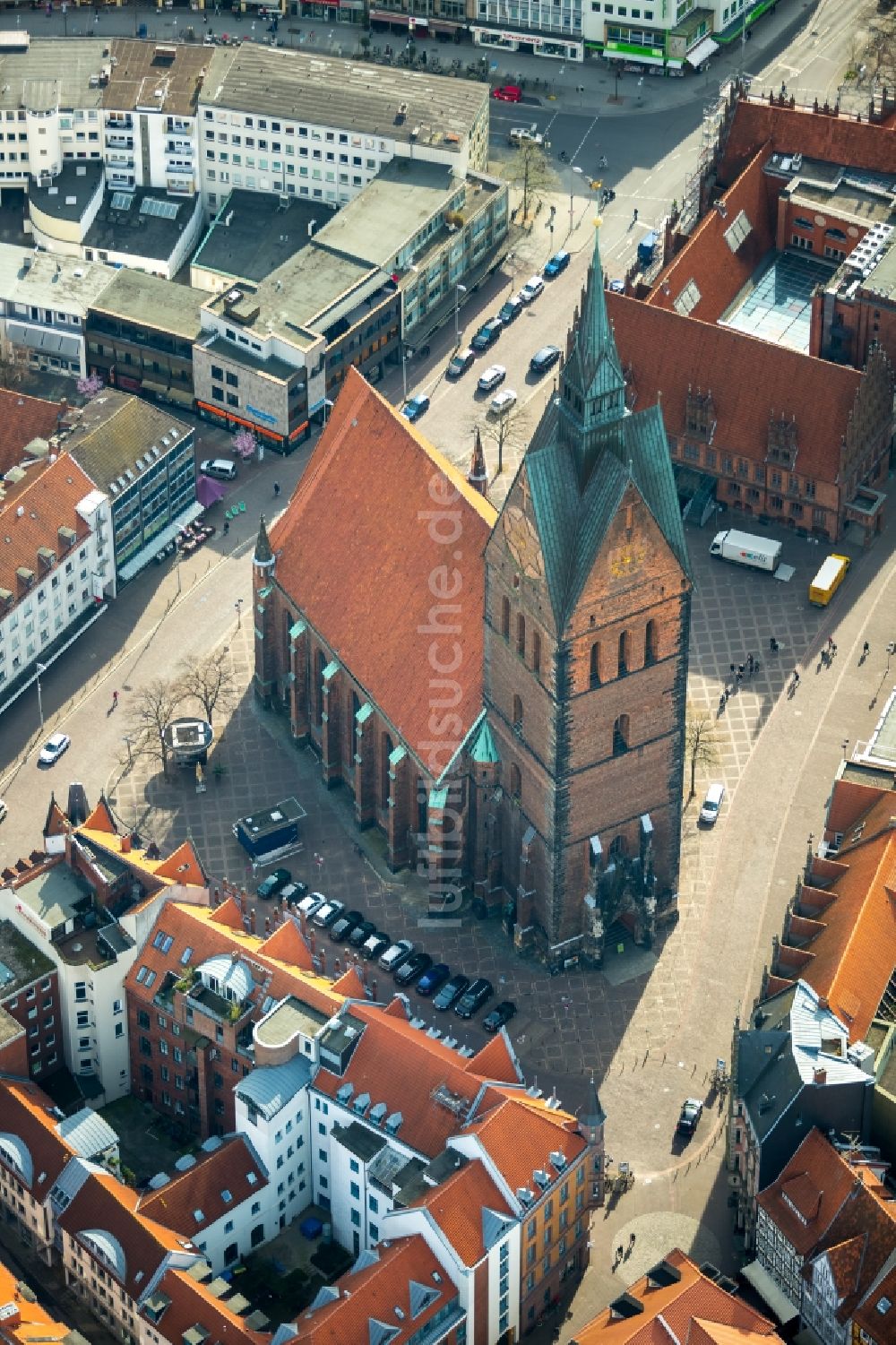 Hannover aus der Vogelperspektive: Kirchengebäude der Marktkirche am Hanns-Lilje-Platz in Hannover im Bundesland Niedersachsen