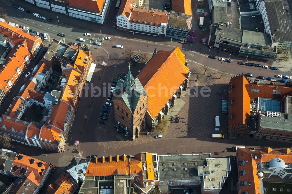 Hannover von oben - Kirchengebäude der Marktkirche am Hanns-Lilje-Platz in Hannover im Bundesland Niedersachsen