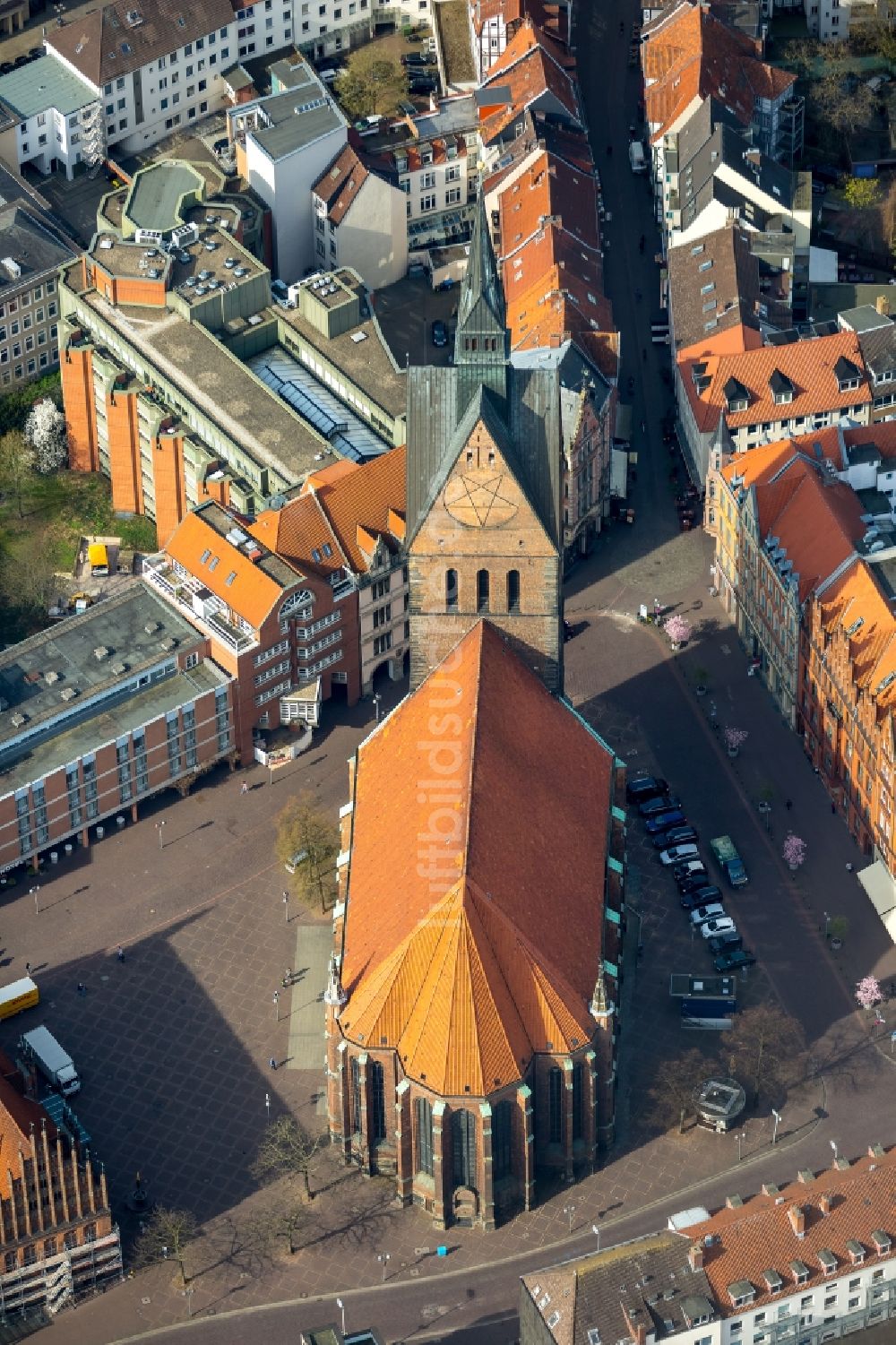 Hannover aus der Vogelperspektive: Kirchengebäude der Marktkirche am Hanns-Lilje-Platz in Hannover im Bundesland Niedersachsen