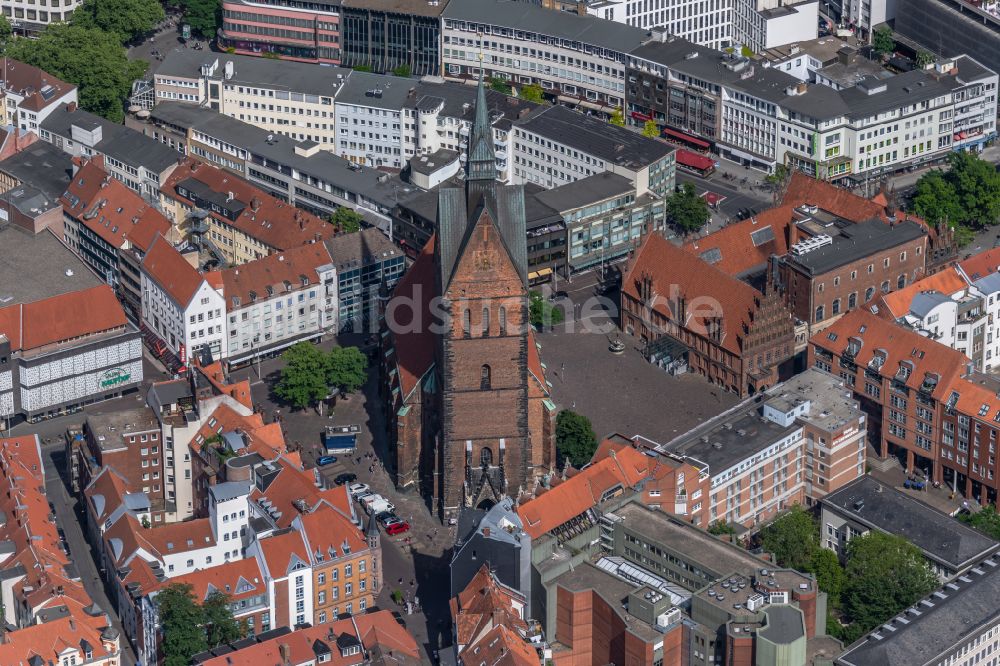 Hannover von oben - Kirchengebäude der Marktkirche am Hanns-Lilje-Platz in Hannover im Bundesland Niedersachsen