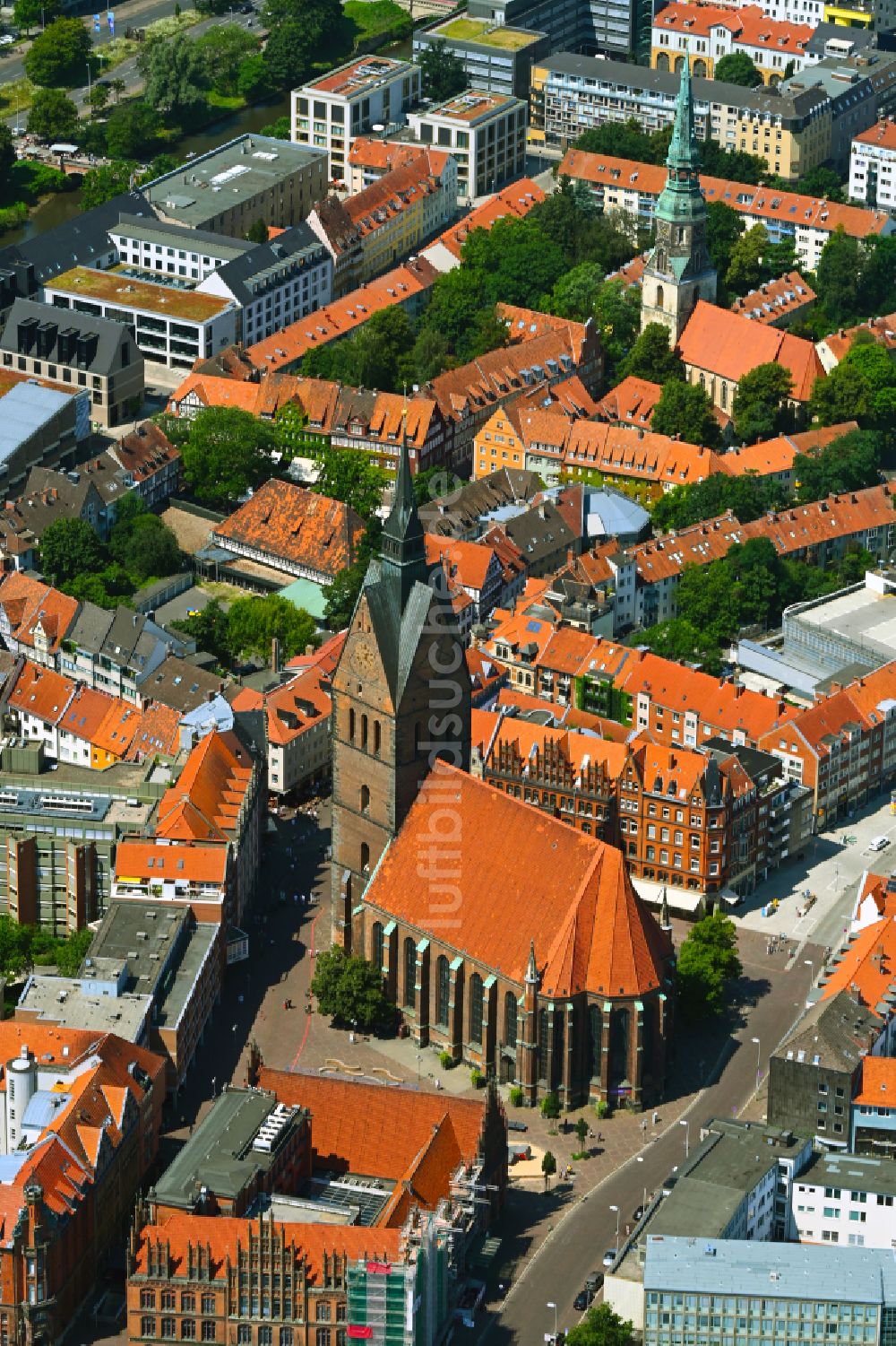 Luftaufnahme Hannover - Kirchengebäude der Marktkirche am Hanns-Lilje-Platz in Hannover im Bundesland Niedersachsen